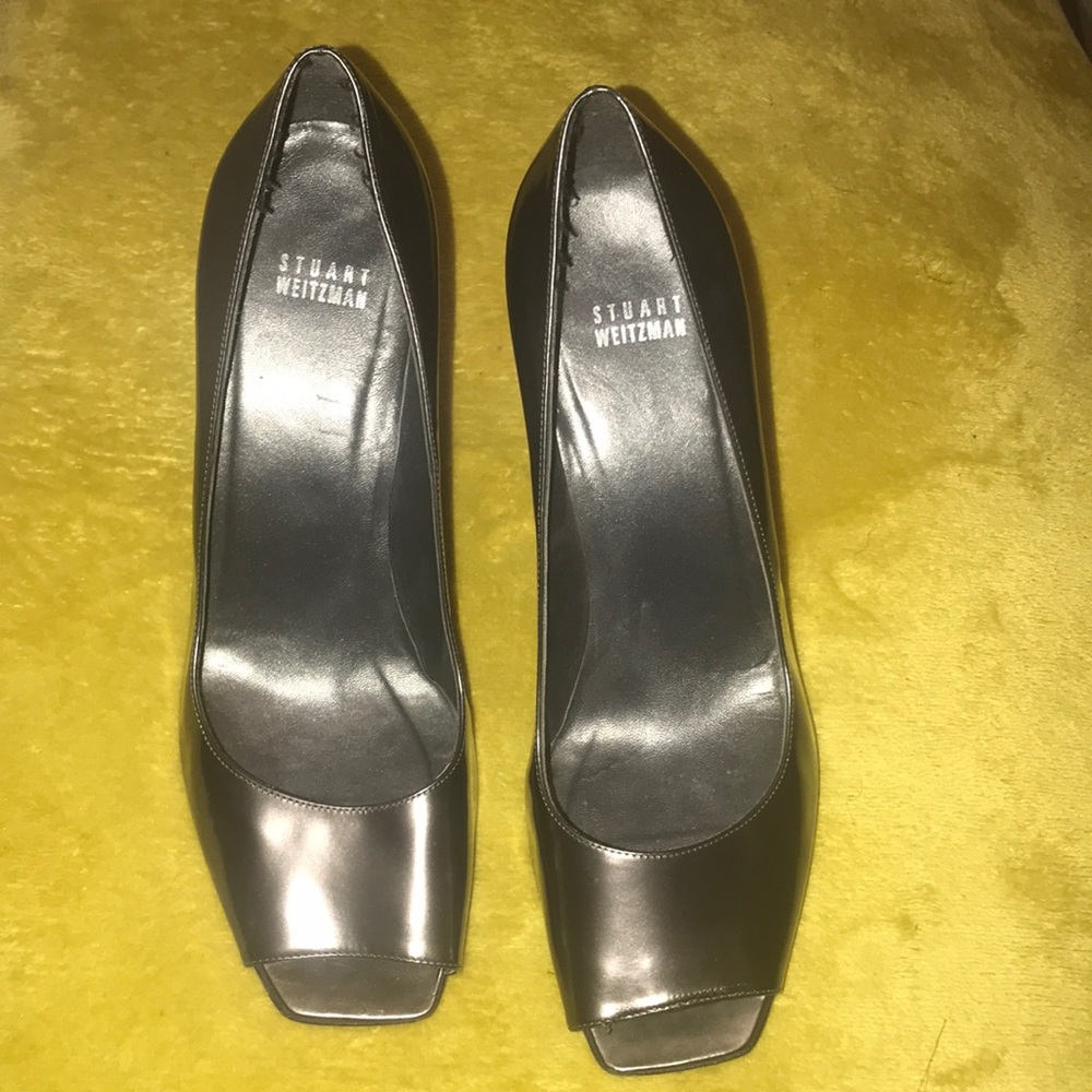 Beautiful metallic gray Stuart Weizmann size 10 m. Classy, simple, elegant
